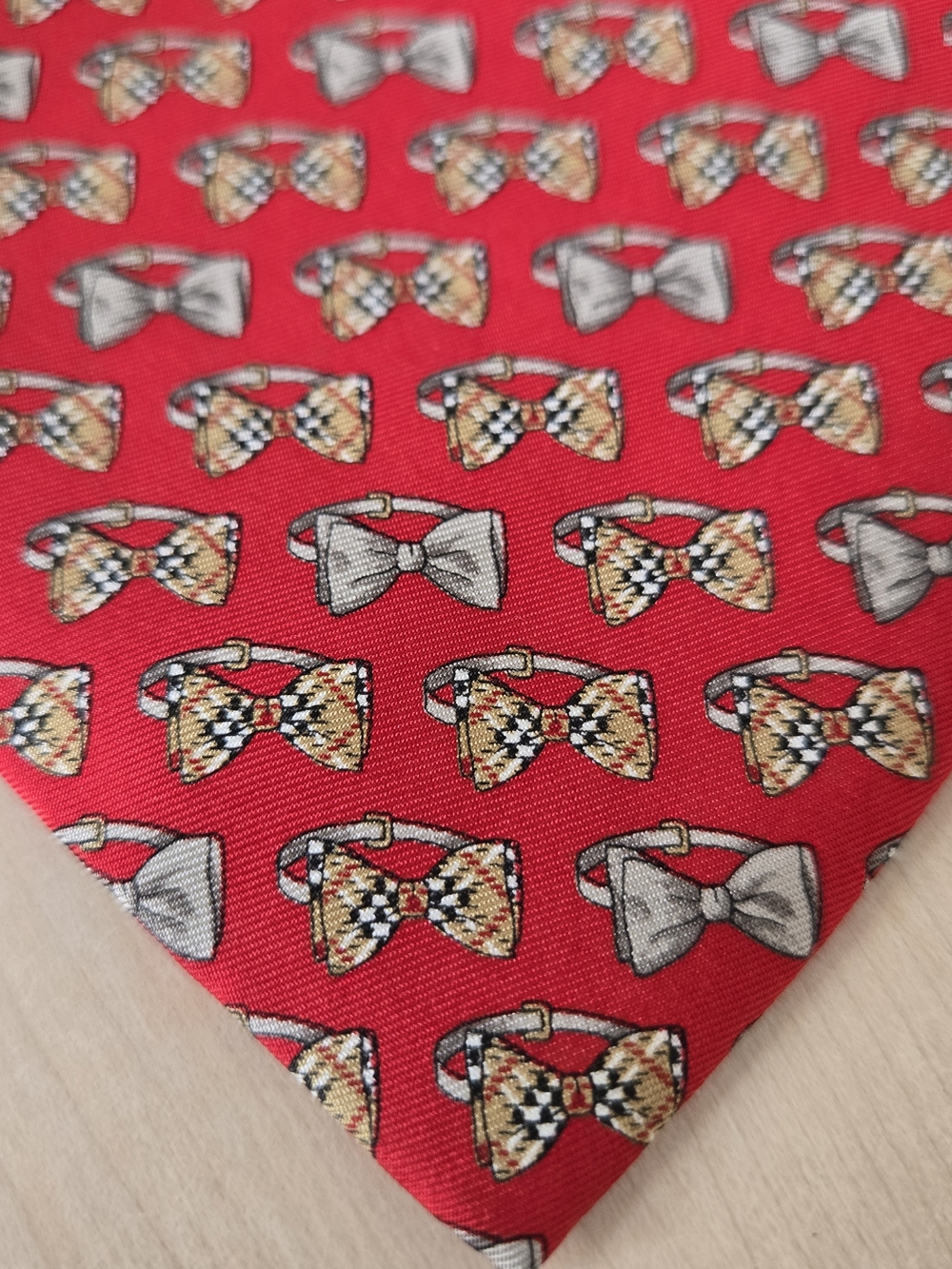 Burberry Red Silk Tie with Bow-Tie Motif - Picture 4 of 10